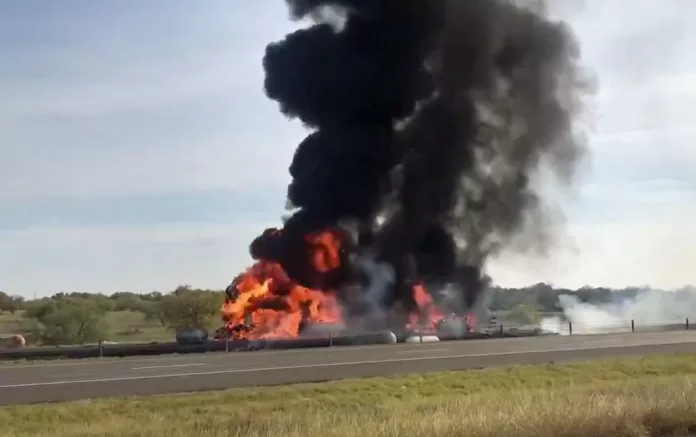 18-wheeler-fire 18 Wheeler Explodes On I-35W Near Denton
